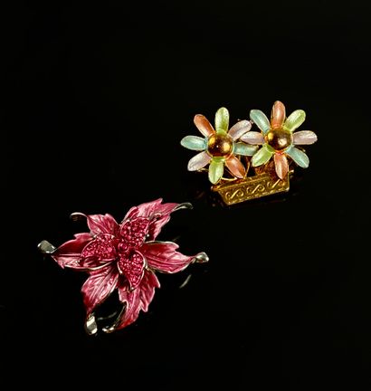 Lot de quatre broches figurants des fleurs...