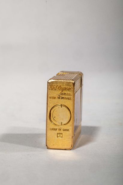 S.T. DUPONT
Brown lacquered gilded metal...