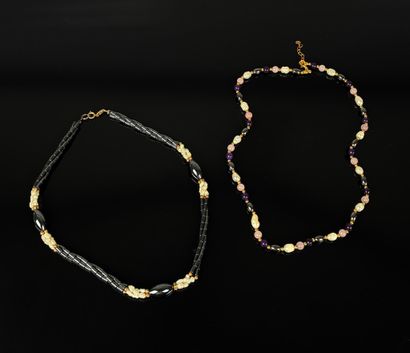 Deux colliers en hématite, perles d'eau douce...