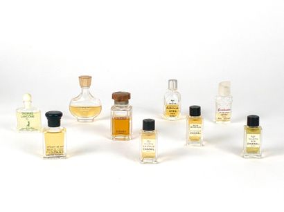 Ensemble de 10 miniatures de parfums comprenant

CHANEL
Trois...