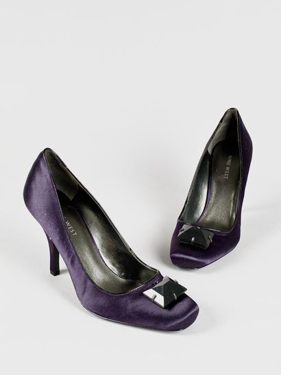 NINE WEST 
Paire d'escarpins en satin violet...