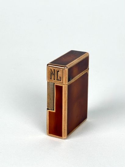 Dupont 
Briquet en laque brune et métal dorée...