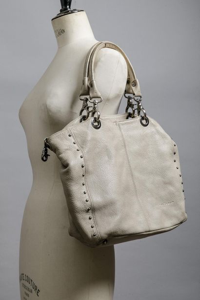 FREDERIC
Sac à main en cuir crème orné de...
