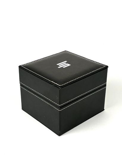 LIP
Ecrin de montre en cuir noir et couture...