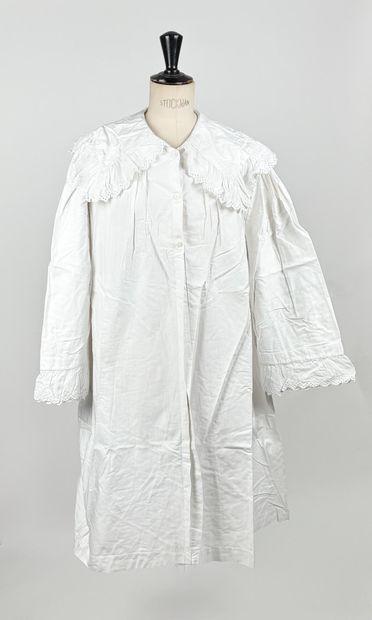 Ensemble onze pièces de linge de nuit, chemises...
