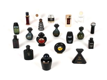 Ensemble de 18 miniatures de parfums comprenant

ROCHAS
