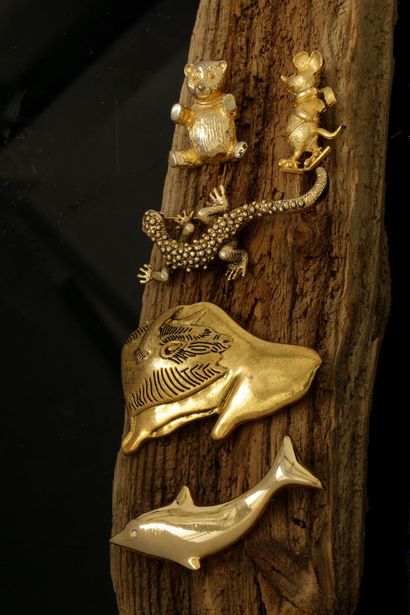 Cinq broches animaux en métal doré formant...