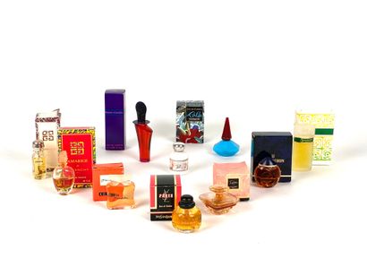 GIVENCHY
Ensemble de deux miniatures comprenant...