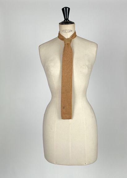 Ensemble de six cravates en soie, coton et...