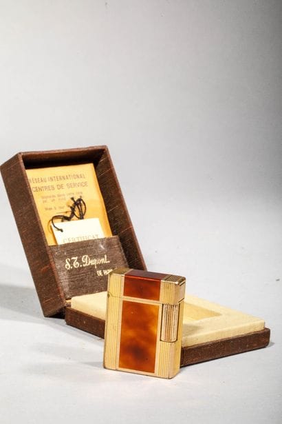 S.T. DUPONT
Brown lacquered gilded metal...