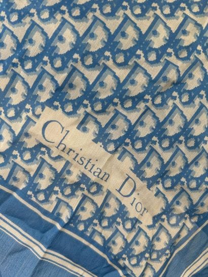 Christian DIOR
Two squares of silk and silk...