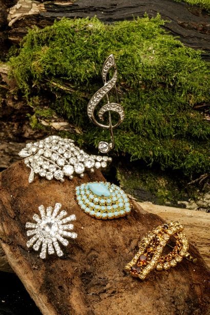 Five rhinestone brooches
Brooches between...
