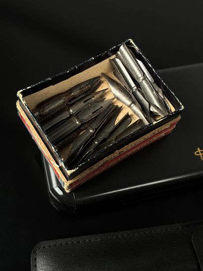 NECESSAIRE A STYLO
Ensemble de cartouches...
