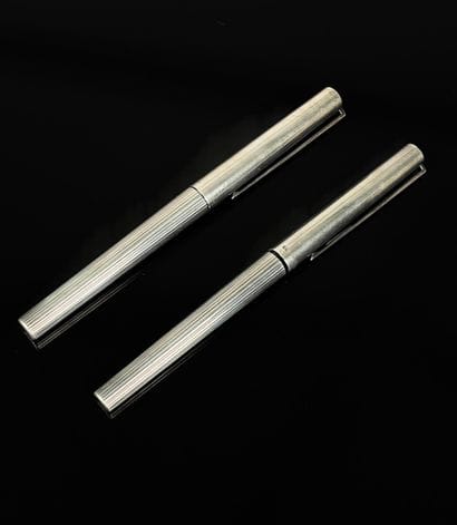 ST Dupont
Parure de stylos en argent comprenant...