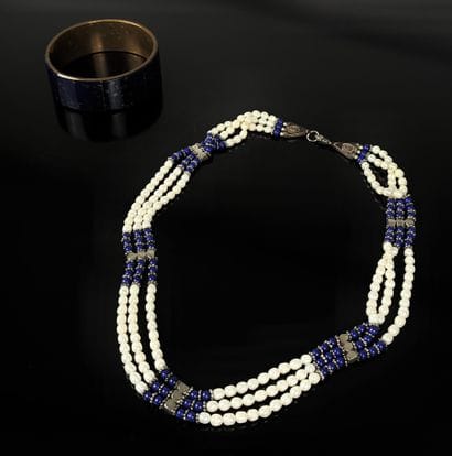 Set consisting of a necklace in natural pearls...