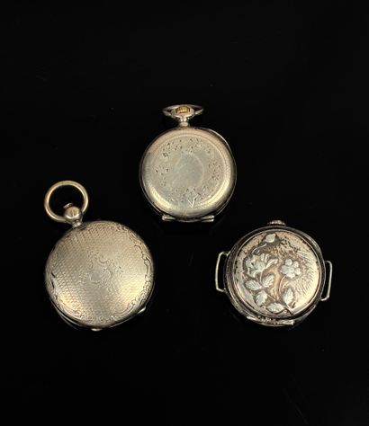 Trois montres de gousset en argent et métal...