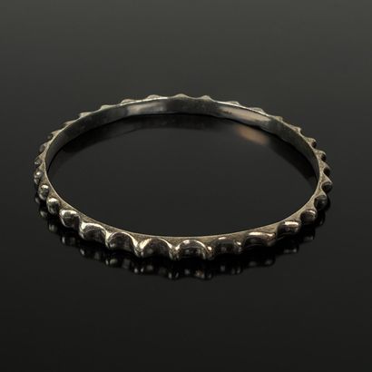 Bracelet en argent à pointes
Diam.: 6,5 cm...