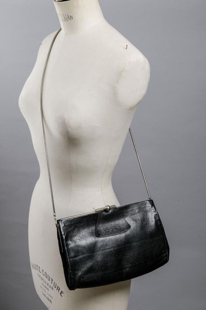 LA BAGAGERIE
Sac en cuir de lézard noir doublé...