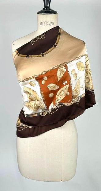 Set of two silk squares including : 
- In...