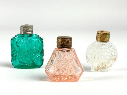 Suite de trois petits flacons à parfums en...