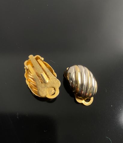 Ensemble de deux paires de clips d'oreilles...