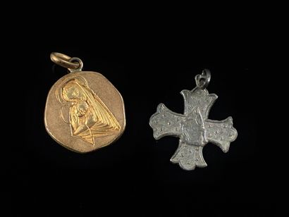 Deux pendentifs une croix de Notre Dame de...