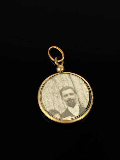 Pendentif en métal doré et verre bombé formant...
