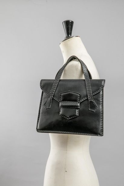 Sac noir box avec piqûres réalisées à la...