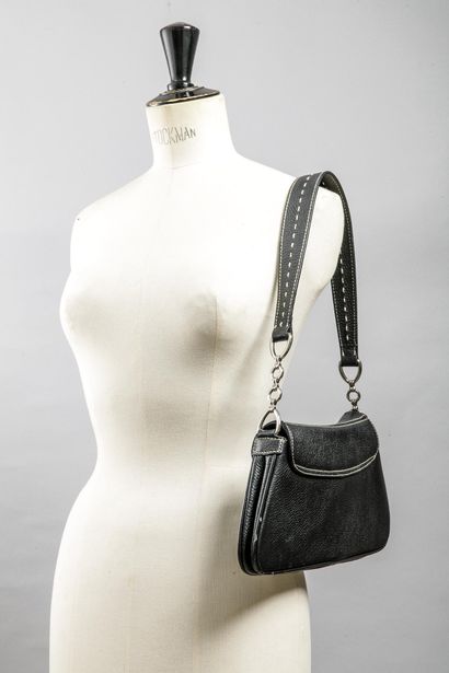 FREDERIC
Sac à main en cuir noir de forme...