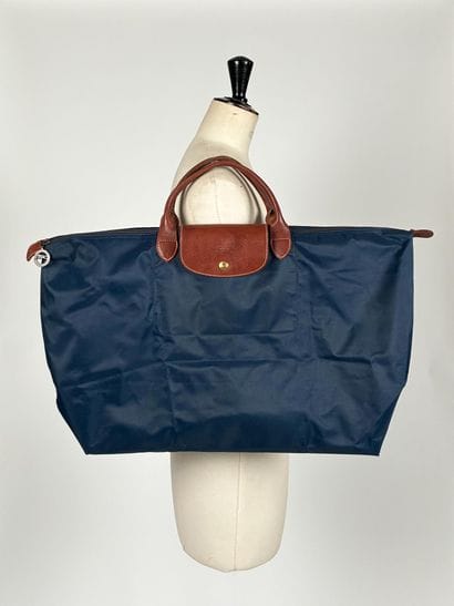 LONGCHAMP
Folding large model navy blue 
37...