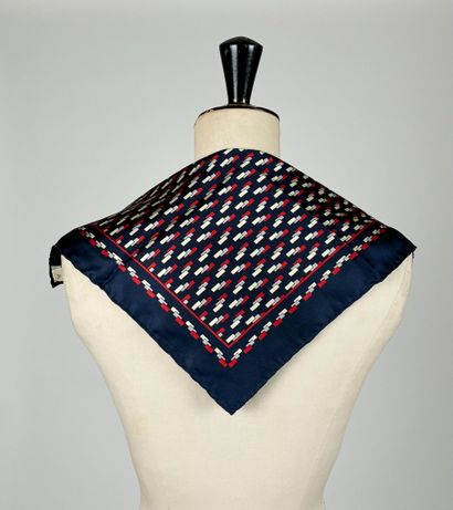 Ensemble de 8 pochettes en soie, état neuf...