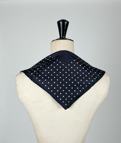 Ensemble de 8 pochettes en soie, état neuf...