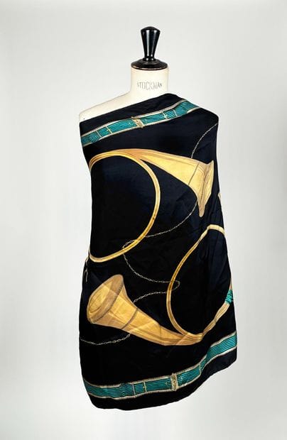 Set of 3 silk squares
- JEAN DESSES, Paris
Silk...