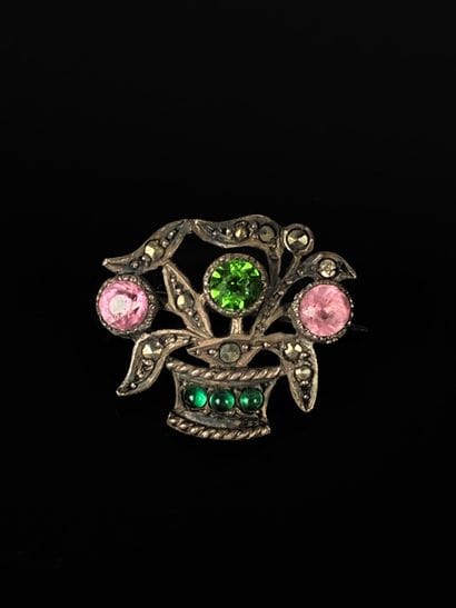 Petite broche en argent ponctué de strass...