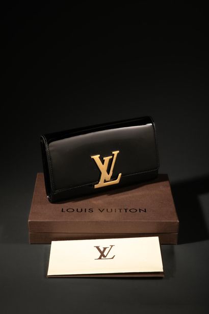 LOUIS VUITTON 
Pochette Louise en cuir verni...