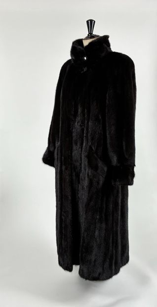 GUY LAROCHE
Manteau long en vison marron...