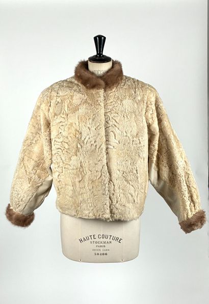 HERMINE ROYALE
Petite veste courte en astrakan...