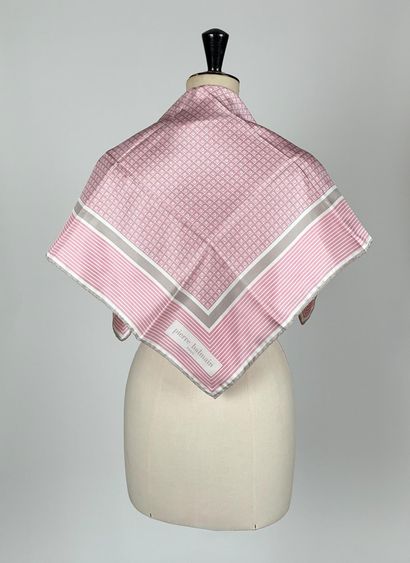 PIERRE BALMAIN, Paris
- Carré de soie rose...
