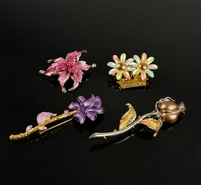 Lot de quatre broches figurants des fleurs...