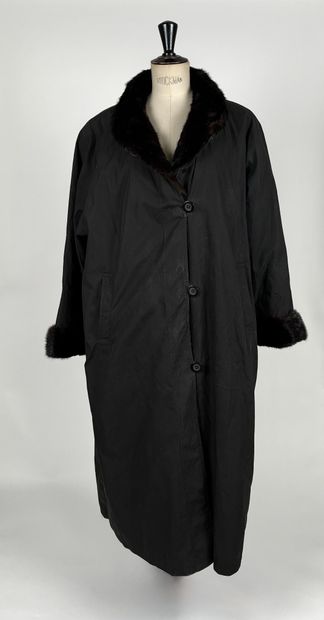 Manteau long de style imperméable avec une...