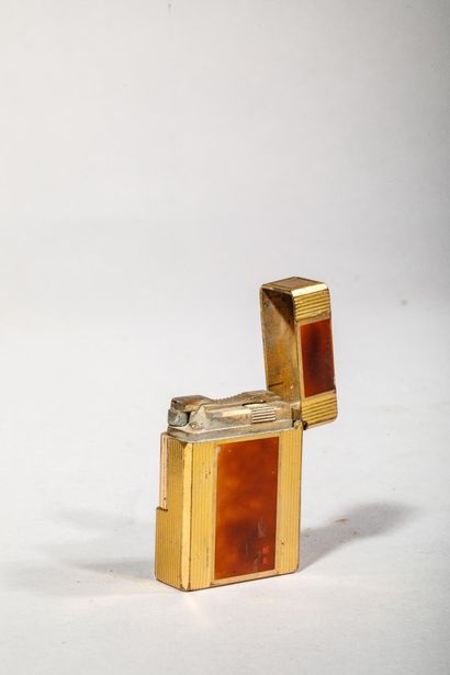 S.T. DUPONT
Brown lacquered gilded metal...