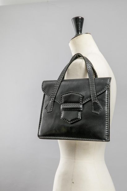 Sac noir box avec piqûres réalisées à la...