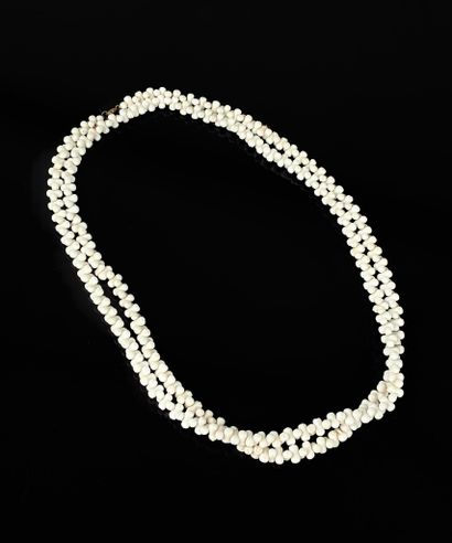 Sautoir en perles de coquillage 
L.: 120...