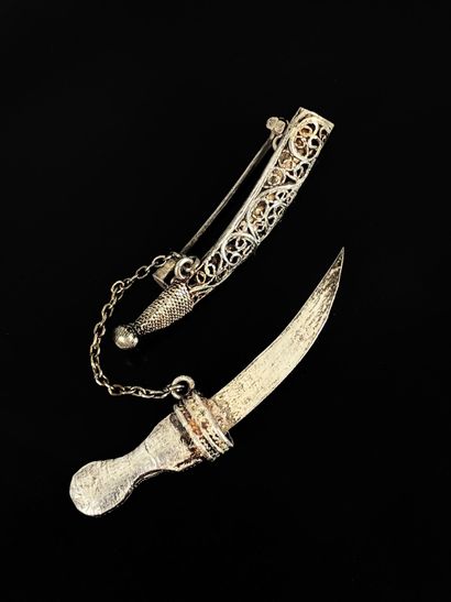 Petite broche figurant un poignard oriental...