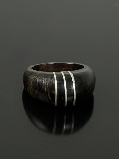 Bague Art Déco en corne dôme à trois traits...
