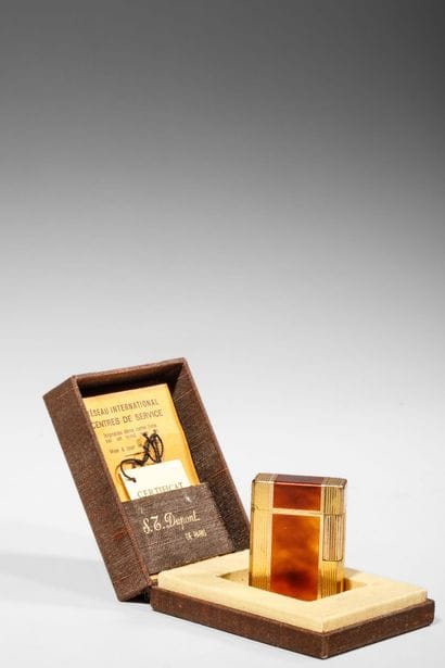S.T. DUPONT
Brown lacquered gilded metal...