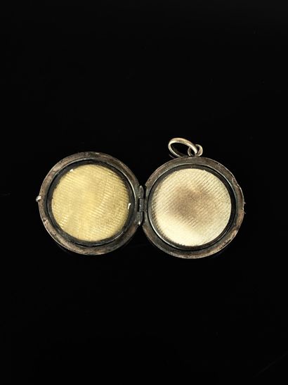 Pendentif formant porte-photo rond en argent...