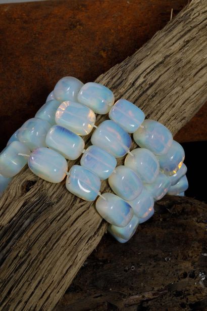 Necklace made of approximately forty opalescent...