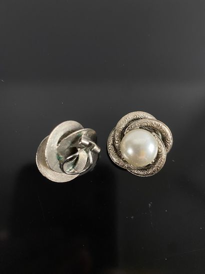 Deux paires de clips d'oreilles rond en métal...