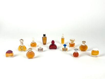 Ensemble de 13 miniatures de parfums comprenant

GIVENCHY
